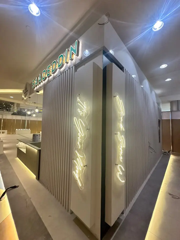 حروف مضيئة داخلية على شرائح خشب
